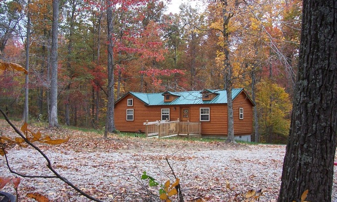 Mammoth Cave Cabin | Spacious 740 sq ft Cabin w/Deck, Fire Pit & Disc Golf — Mins from Mammoth Cave