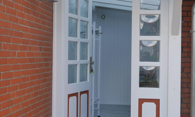 Hohenfelde Apartment | Spacious 75 m2 Fewo "Strandgut" for max 2 adults + 2 children with garden terrace