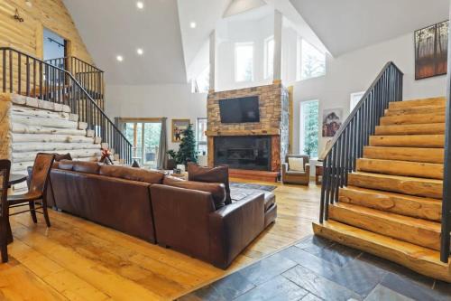Blue River House | Spacious 7BR Lodge with Hot Tub Sauna and Mtn Views
