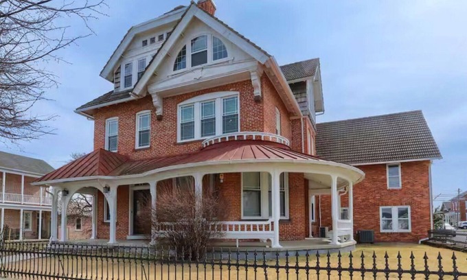Fredericksburg House | Spacious 7BR Victorian with Hot Tub and Firepit in Fredericksburg, PA