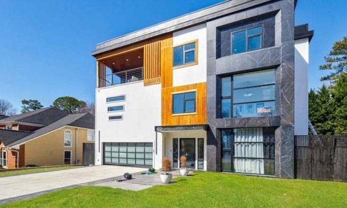 Woodstock House | Spacious 7k sq ft 6-bedroom Modern house in Marietta.