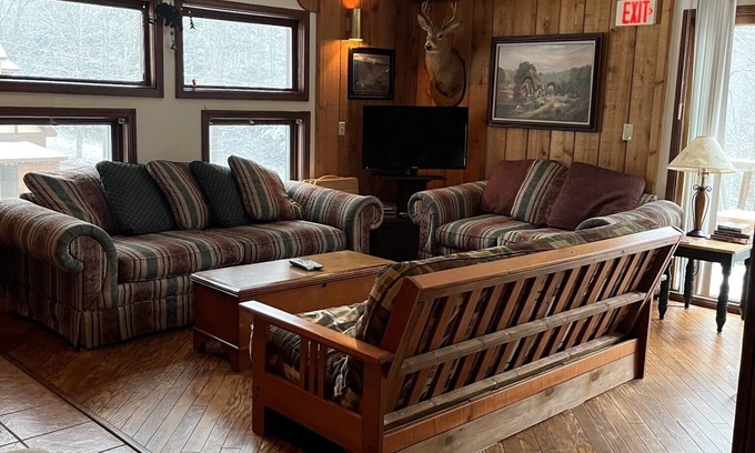 Great Valley Ski Chalet | Spacious 8 Bdrm Chalet set up for entertaining!