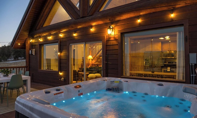 Fairplay Cabin | Spacious 8 Person Cabin with Hot Tub Near Ski Resorts