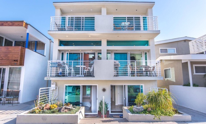 West Newport Condo | Spacious 8BR Tri-Level Home w/Ocean Views, Multiple Patios & Steps to 43rd St Beach!