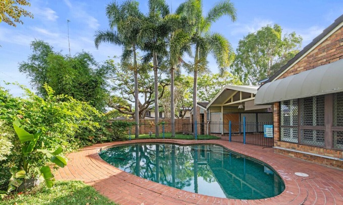 Macgregor House | Spacious Affordable 7B3B 2Living/Pool/Yard/Mall