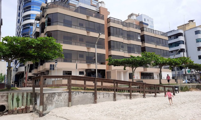 Itapema Apartment | Spacious, airy, well located apartment and walk in the sand