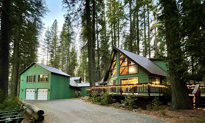 Mineral Ski Chalet | Spacious Alpine Estate + Starlink + EV Charger+ 10 min from Park Entrance