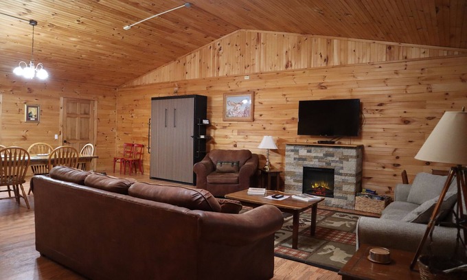 Lynn Garden Cabin | Spacious and Accessible 2 BR Cabin in Duffield, VA near Devil's Bathtub