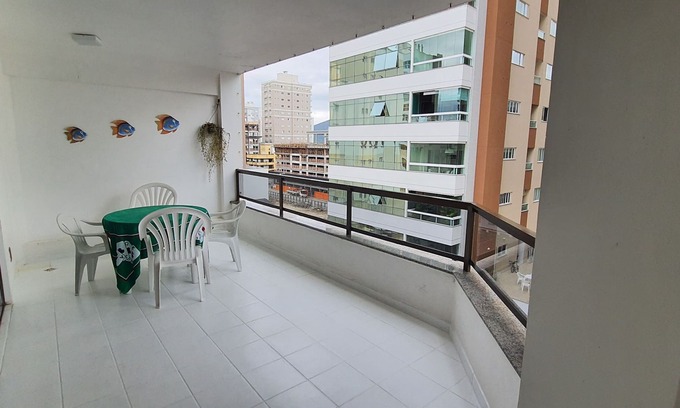 Castelo Branco Apartment | Spacious and Air-conditioned in Meia Praia