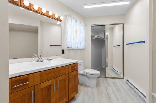 Ladner House | Spacious and bright large suite with independent access
