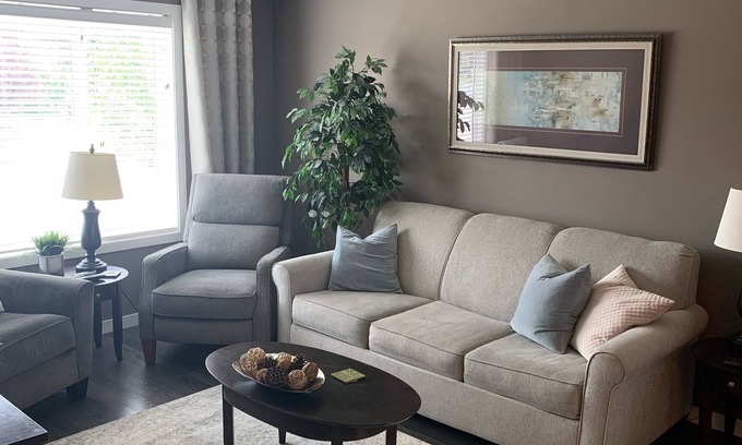 Regina House | Spacious and Bright - Location!