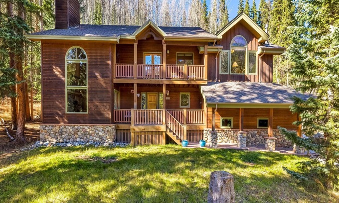Blue River House | Spacious and Bright, Close to Skiing and Hiking!