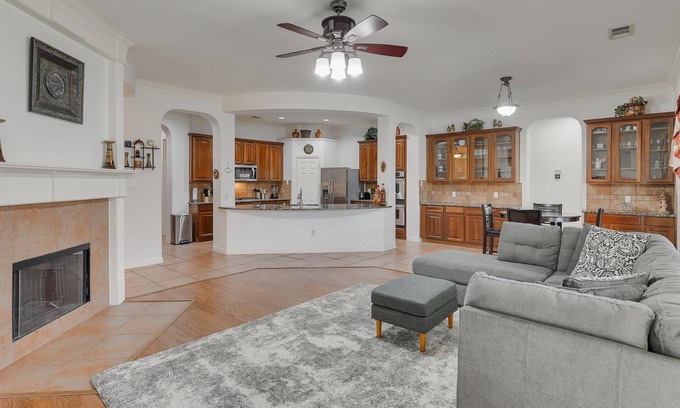 Northwest Carrollton House | Spacious and Bright Home for Big Groups at DFW