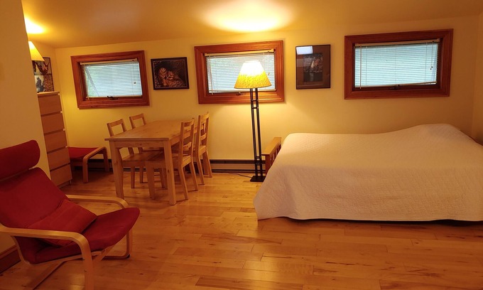 Hamilton Apartment | Spacious and comfortable, king bed and double futon sofa, kitchen, near 7 Oaks