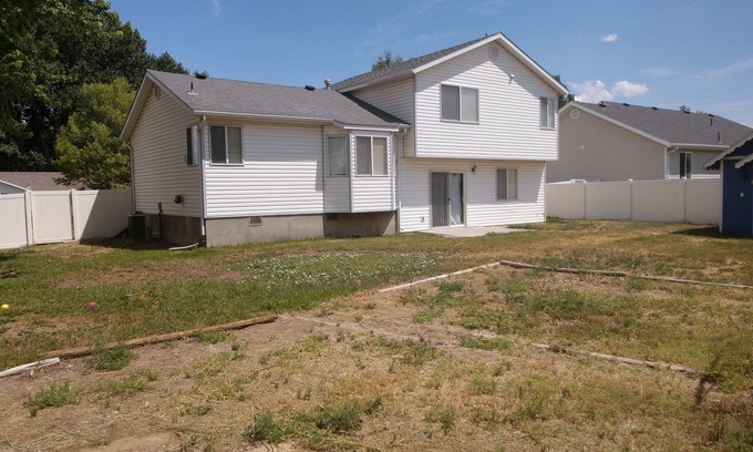 Lapoint House | Spacious and Comfortable 3B, 2.5BA ENTIRE house!