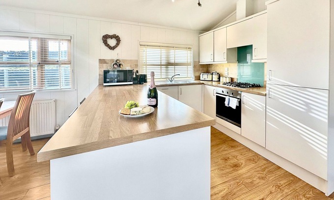 Westcott Cabin | Spacious and contemporary lodge with one king size double with ensuite shower and one twin.