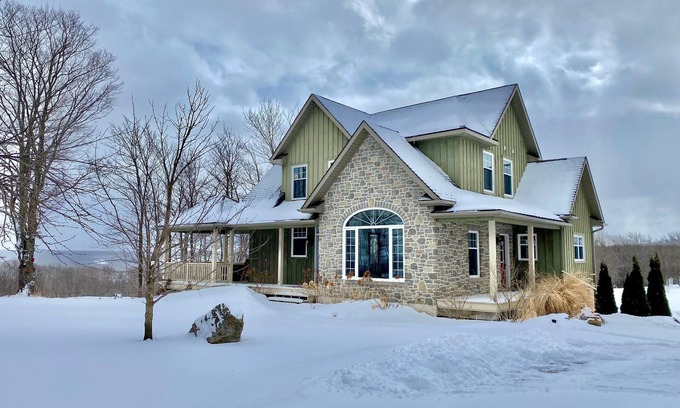 Grey Highlands Ski Chalet | Spacious and cozy Four Season retreat in the Beaver Valley!