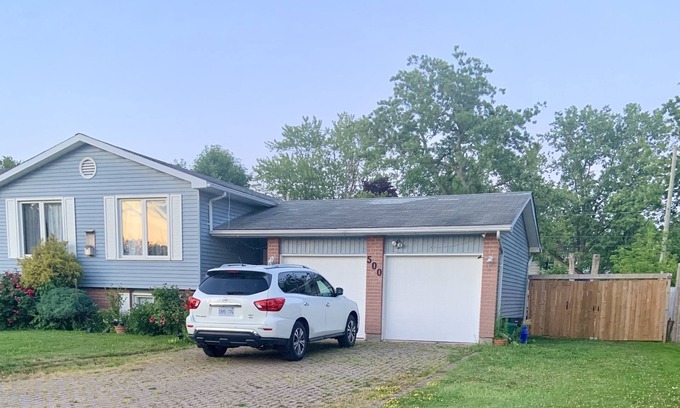Fort Erie House | Spacious and Cozy Home w/4 Bedrooms/2 Bathrooms, Sleeps 8+
