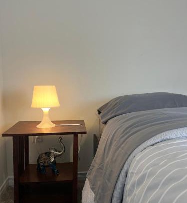 Thorold House | Spacious and Cozy Private Room in a Family Home- 2MIN to highway 15MIN to Niagara Falls& US Border