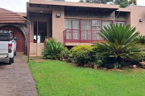 Greater Johannesburg Metropolitan Area Apartment | Spacious and homely 4-bed home in Honey Hills