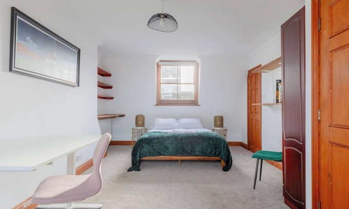 Hackney Apartment | Spacious and Inviting 4BD Home, Haggerston