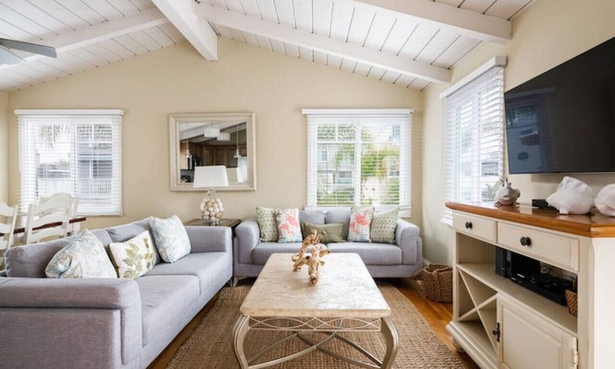 Mission Beach Villa | Spacious and lofty 3 bedroom with A/C & Extra Den!