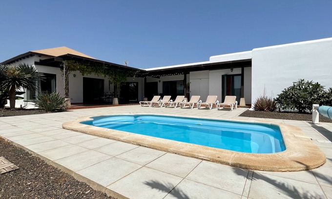La Oliva Villa | Spacious and luminous villa with heated pool -Fiber