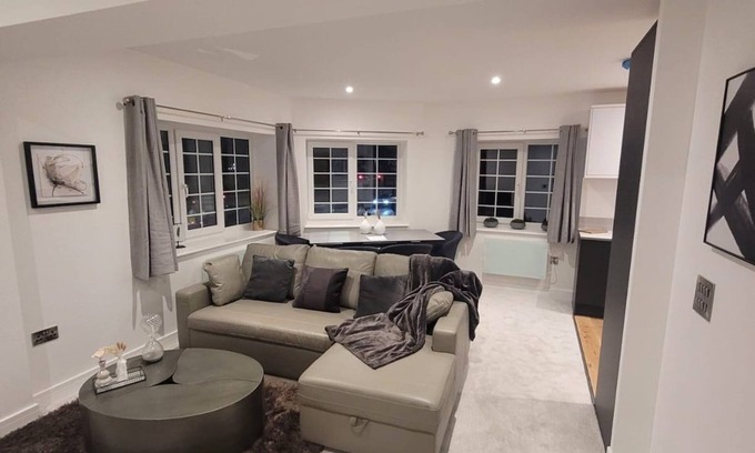 Wainscot Apartment | Spacious And Luxurious 1 Bed Flat Rochester Strood (Central Location)