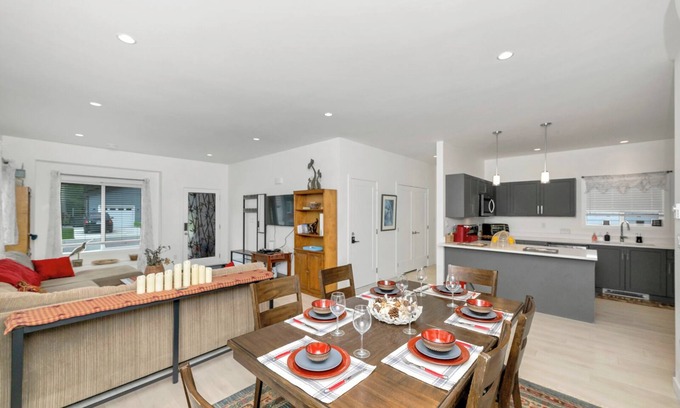 Saanichton House | Spacious and modern new construction with lots of room for the family.