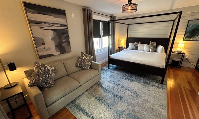 Yachting Village Hotel | Spacious and modern 1 Bed/1 Bath/(Sleeps 4) Dog friendly with parking on Historic Pelham St.