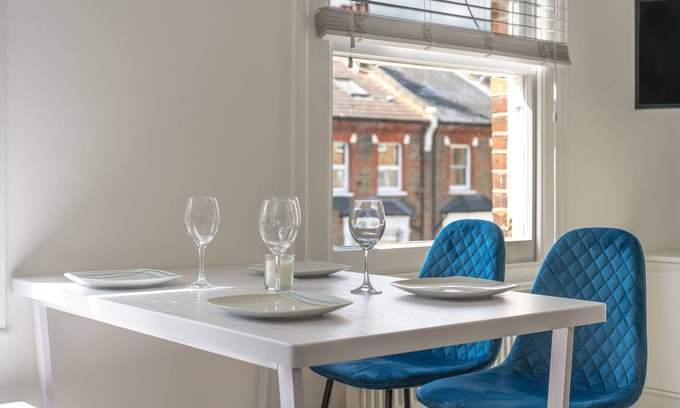 Queen's Park Apartment | Spacious and Modern 2 Double Bedroom Private Apartment