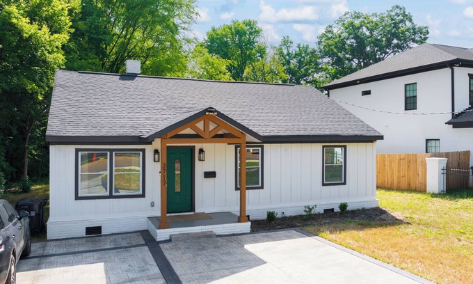 Charlotte House | Spacious and Modern 4 Bedroom, 2 Bathroom Home in the Heart of CLT