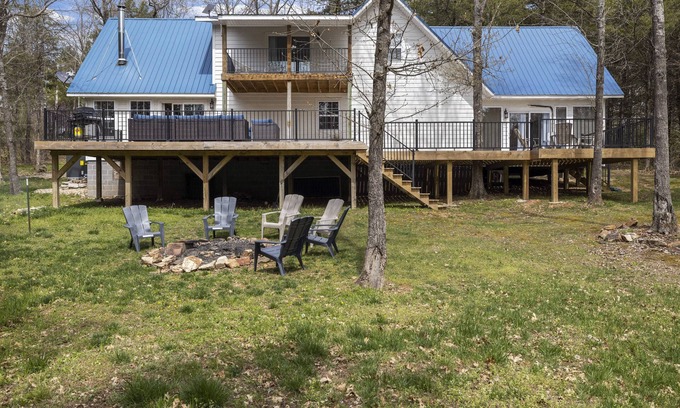 Golden House | Spacious and Private. Fire pit, game room. Ample parking. King beds!