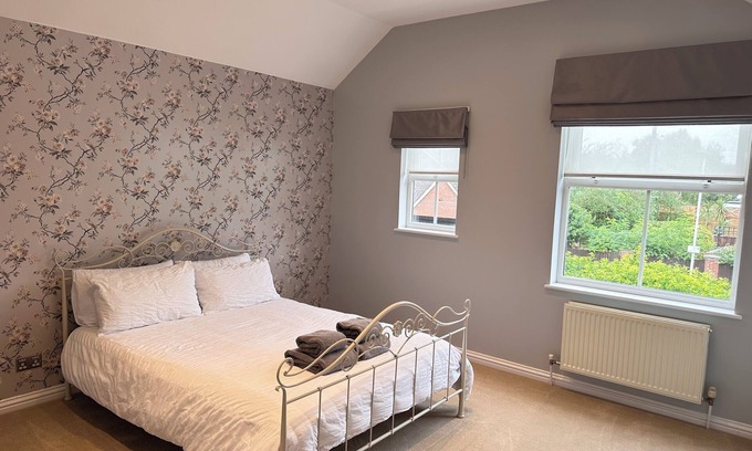 Pettits House | Spacious and relaxing 4 Bed Home close to Town Centre Shops & Elizabeth Line