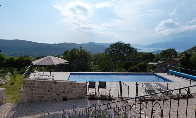 Radanovici House | Spacious and renovated stone house with swimming pool and stunning view