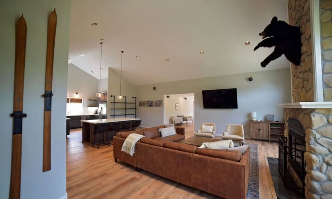 Three Peaks House | Spacious and Scenic Mountain Home