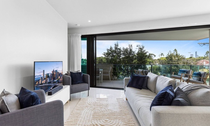 Bulimba Apartment | Spacious and Superb 3-Bed Apartment