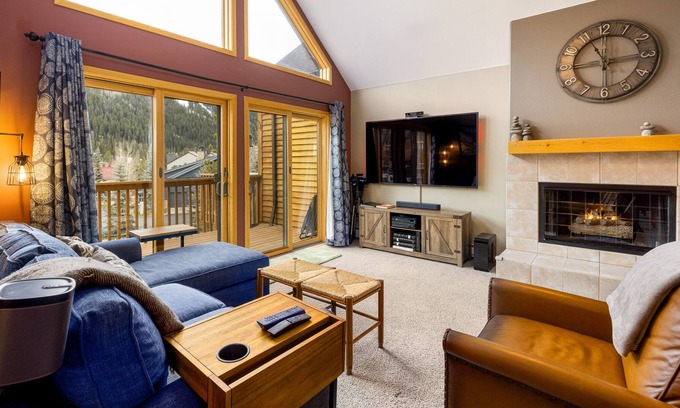 Mountain House Condo | Spacious and Updated Townhome/Stunning Views/Walk to the Gondola/Hot Tub Access