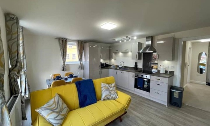 Milton Keynes Apartment | Spacious Apartment in Brooklandsn