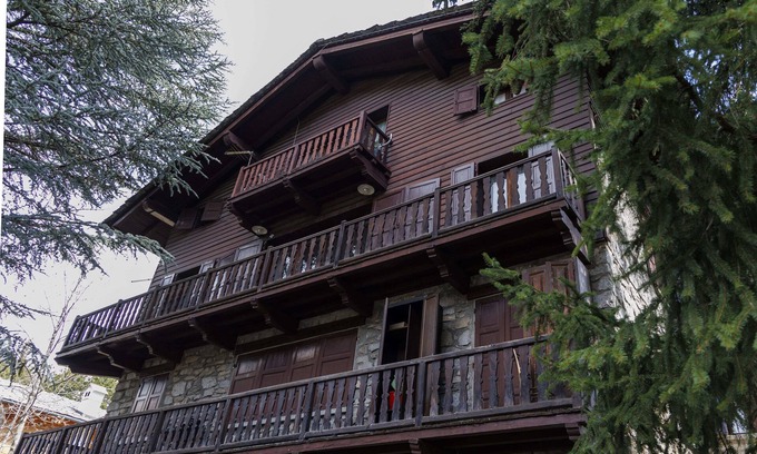 Courmayeur Apartment | Spacious apartment a few steps from the beautiful ski slopes of Courmayeur