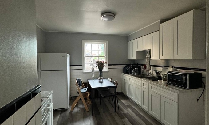 Homestead Apartment | Spacious apartment for traveling professionals or group vacations