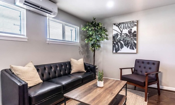 Neartown Apartment | Spacious Apartment Home 6 minutes from Medical Center!