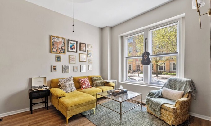 Grand Boulevard Apartment | Spacious apartment in awesome Chicago with WiFi, AC- 4 Bedrooms