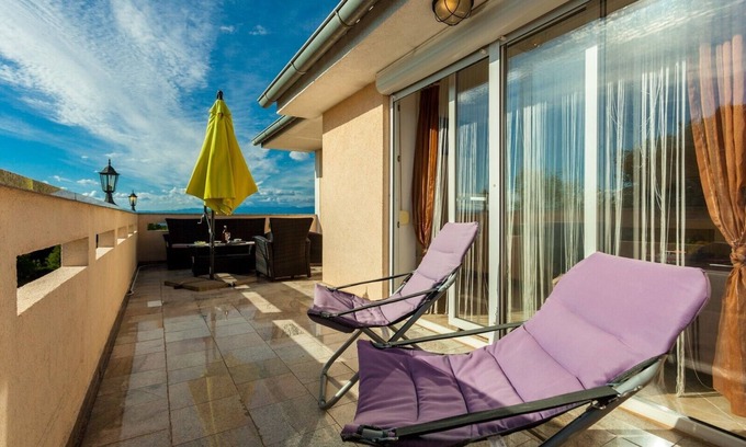 Sveti Anton Apartment | Spacious apartment in Malinska with WiFi, free parking and AC