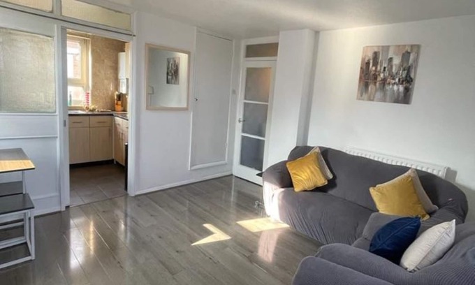 Loxford House | Spacious Apartment in London with Great Transport Links