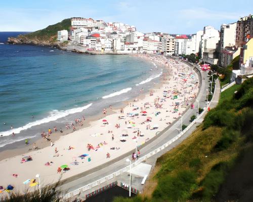 Malpica de Bergantinos Apartment | Spacious Apartment in Malpica with Sea and Mountain Views - 110 m²
