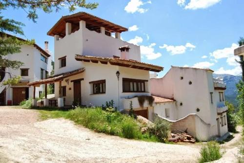 Majada Carrasca Apartment | Spacious Apartment in Yeste with Shared Pool