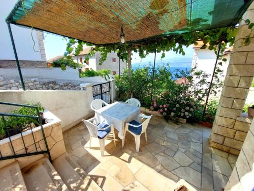 Postira Apartment | Spacious apartment Ita - near beach (terrace, sea view)