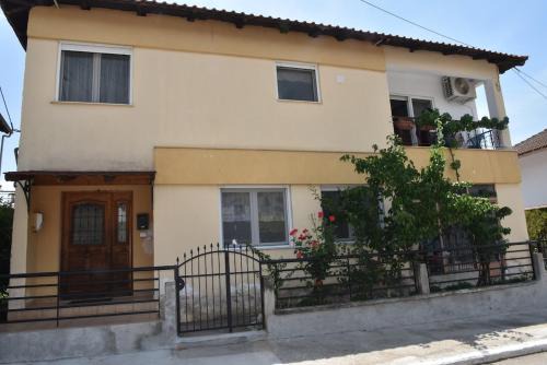 Krinidhes Apartment | Spacious apartment next to Arch View of Philippi