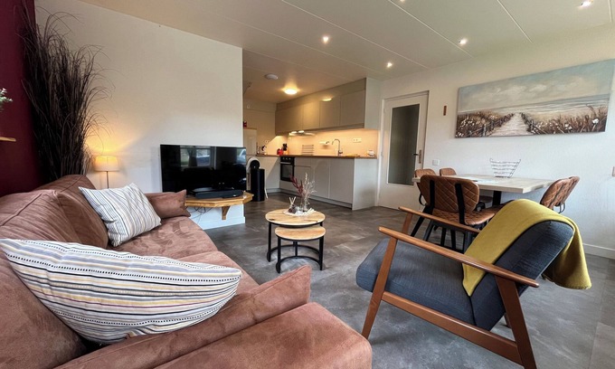 Kinnum Apartment | Spacious apartment with bedroom and bathroom on the ground floor